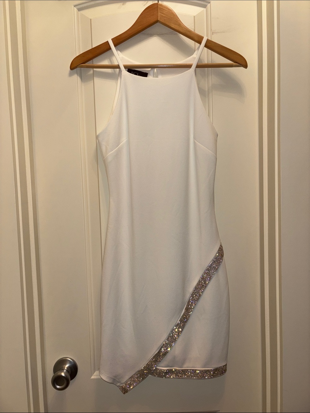 Elegant White Sleeveless Party Dress with Sparkle Trim